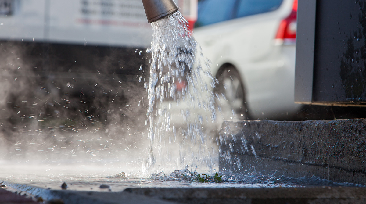 heisswasser-unkrautkocher Heißes Wasser tropft aus einer Wasserlanze um Unkraut zu bekämpfen.